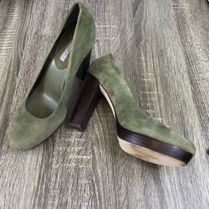 Banana Republic olive green suede pump